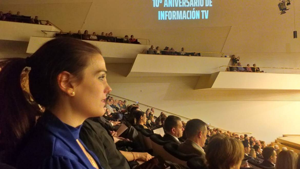 La regidora de Cultura dona suport a Informació TV pel seu X aniversari