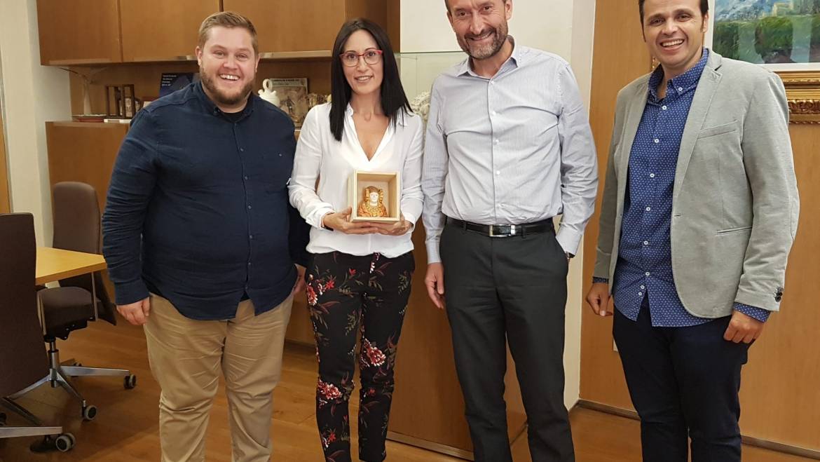 Carlos González recibe a la repostera Mayte Rodríguez, que competirá en el mundial de heladería artesana de Rímini