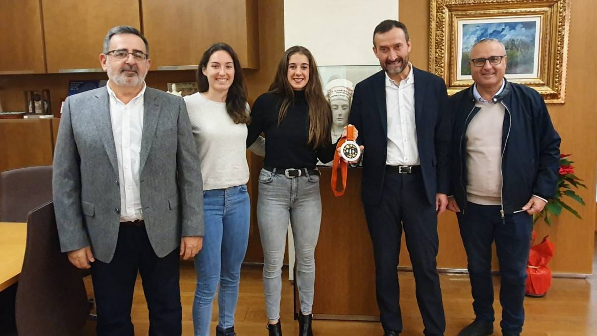 L’alcalde rep les jugadores de l’Elx Mustang Jennifer Gutiérrez i Ana Martínez