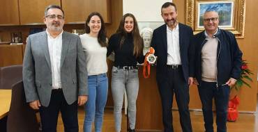 El alcalde recibe a las jugadoras del Elche Mustang Jennifer Gutiérrez y Ana Martínez