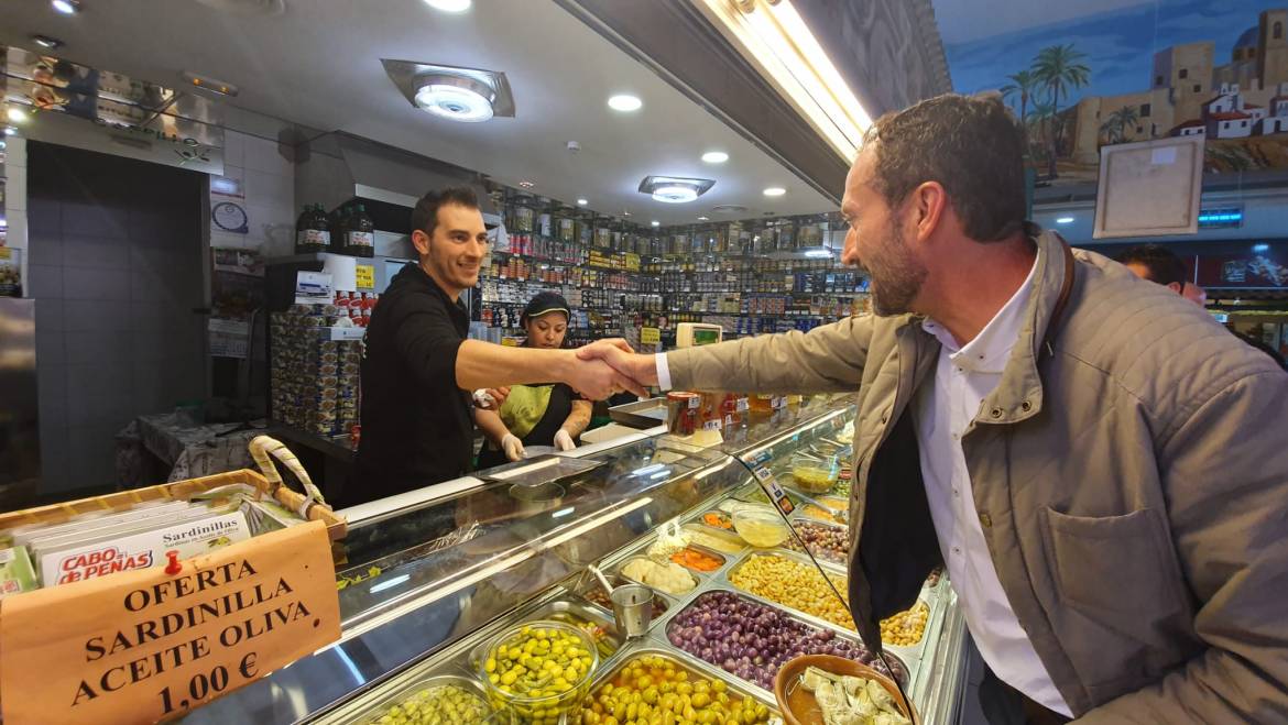 L’alcalde visita el mercat de Sant Josep del Pla per a desitjar als comerciants una bona campanya nadalenca
