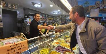 El alcalde visita el mercado San José de El Pla para desearle a los comerciantes una buena campaña navideña