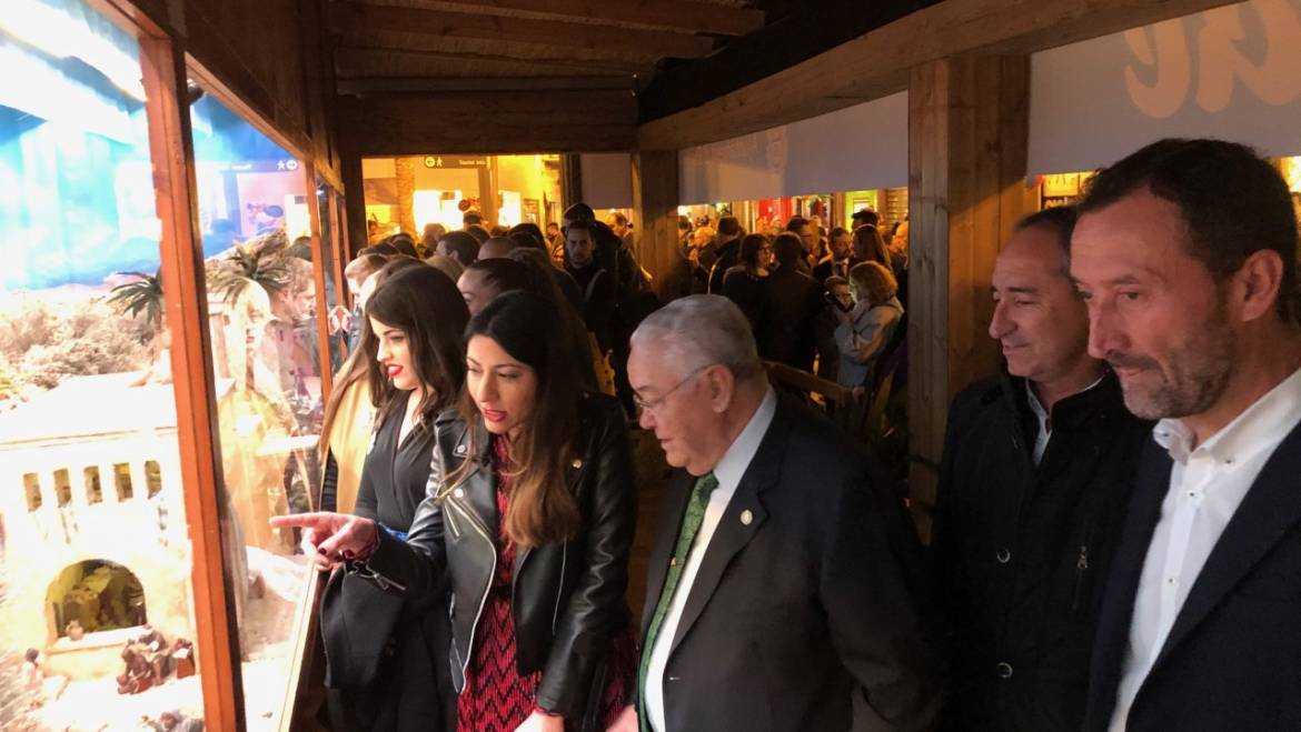 Cientos de personas visitan el Belén Municipal inaugurado en la Glorieta con más de 800 figuras