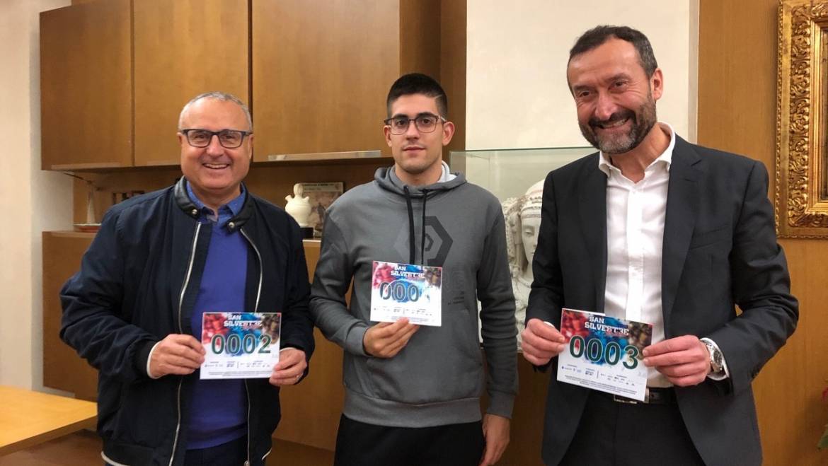Carlos González entrega al nadador Luis Paredes el dorsal per a la XII Sant Silvestre Il·licitana