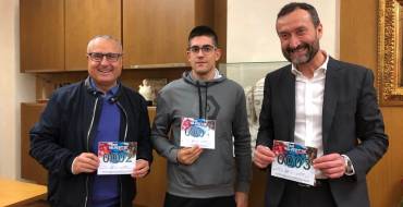 Carlos González entrega al nadador Luis Paredes el dorsal para la XII San Silvestre Ilicitana