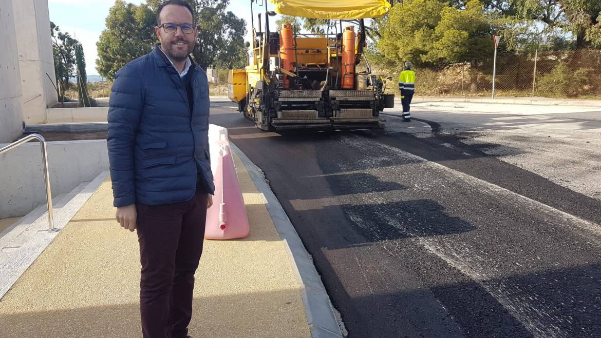 Mantenimiento invierte más de 100.000 euros en el asfaltado del Cementerio Nuevo