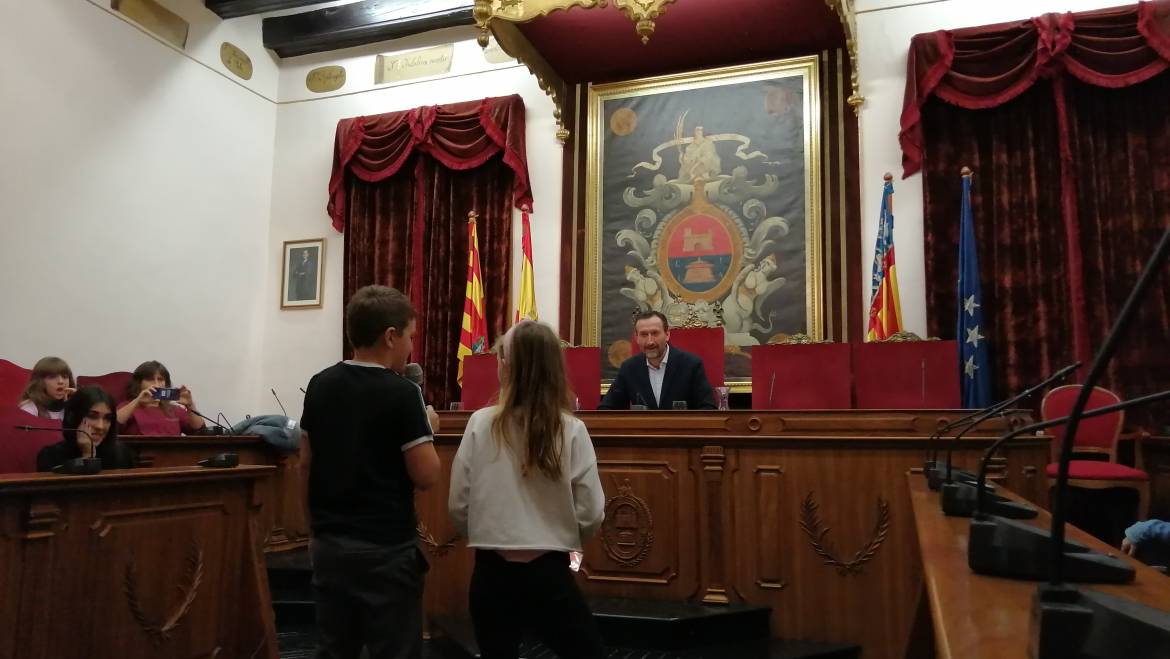 Los alumnos de 4º del CEIP El Pla presentan en el Salón de Plenos la campaña #acenTÚate