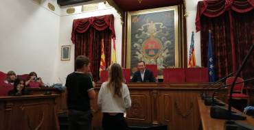 Los alumnos de 4º del CEIP El Pla presentan en el Salón de Plenos la campaña #acenTÚate