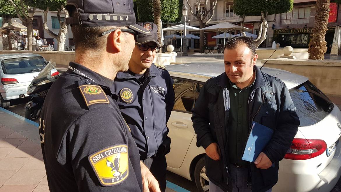 La Policía Local vela por la seguridad de los establecimientos ilicitanos durante el periodo navideño