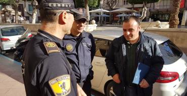 La Policía Local vela por la seguridad de los establecimientos ilicitanos durante el periodo navideño