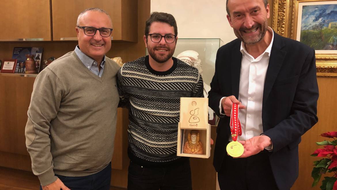 El alcalde y el concejal de Deportes reciben al campeón del mundo de fútbol, Antonio Lara