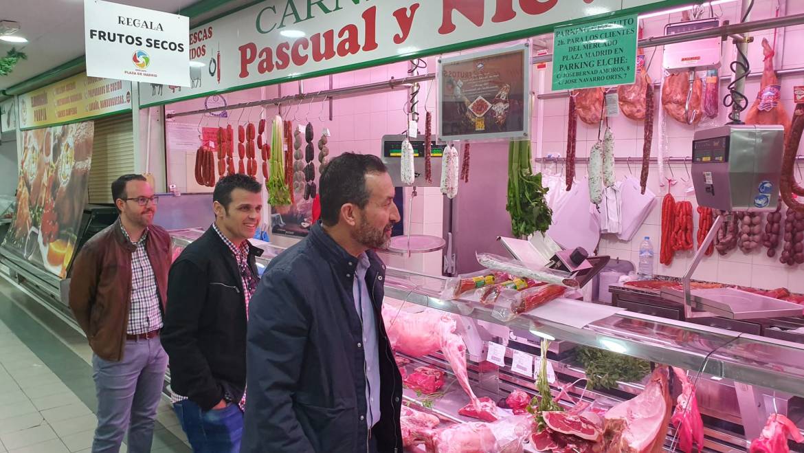 Los mercados municipales reciben la visita del alcalde por Navidad
