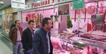 Los mercados municipales reciben la visita del alcalde por Navidad