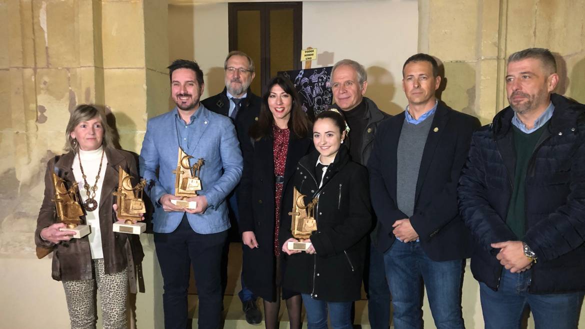 La concejala de Fiestas entrega el premio a la obra ganadora del cartel anunciador de los Moros y Cristianos