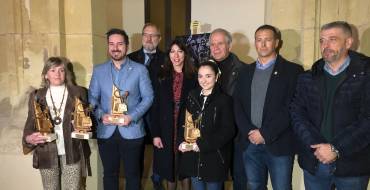 La concejala de Fiestas entrega el premio a la obra ganadora del cartel anunciador de los Moros y Cristianos