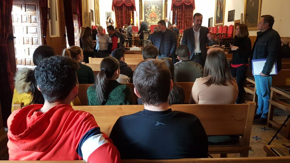 L’alcalde rep l’alumnat de l’IES Sixto Marco que ha assistit a la Sessió Plenària
