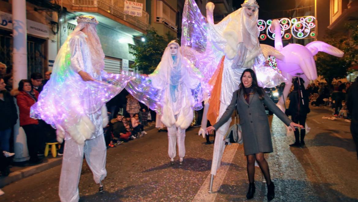 Miles de ilicitanos acompañan a los Reyes Magos en su espectacular Cabalgata