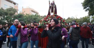 Multitudinari romiatge de Sant Antoni a Elx malgrat les previsions meteorològiques