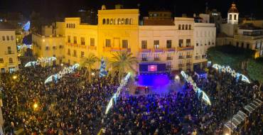 Miles de personas festejan la llegada de 2020 en la Plaça de Baix en una Nochevieja sin incidentes