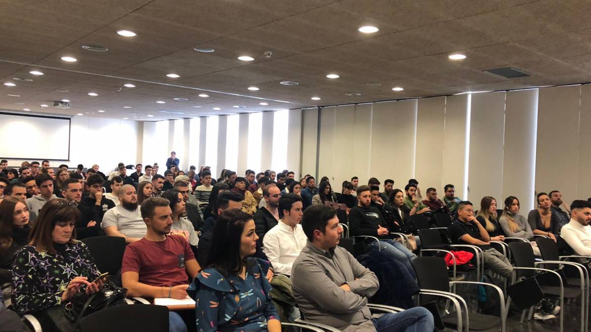 Juventud organiza una jornada para que los jóvenes descubran su potencial en las redes sociales