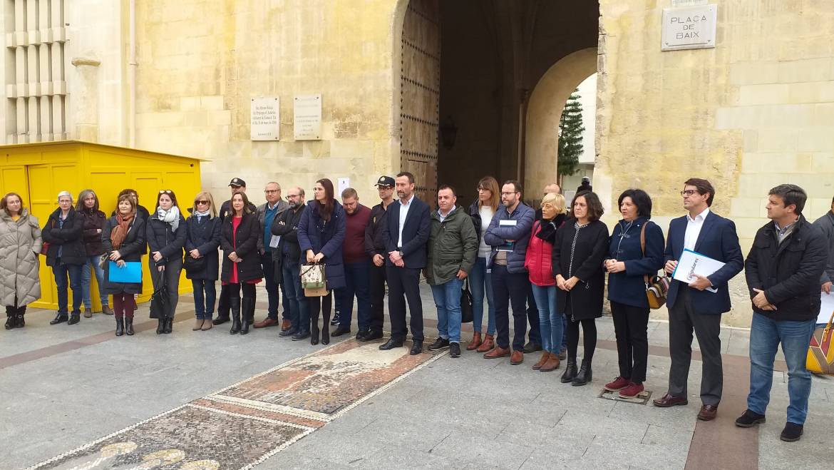 Elche realiza un minuto de silencio por el último crimen machista