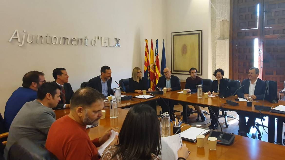 Alcaldes y alcaldesas de los municipios zapateros de la provincia firman una declaración en Elche para traer la Feria del Calzado a IFA