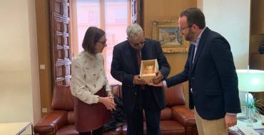 El alcalde de Chinguetti ha visitado Elche para conocer su palmeral Histórico