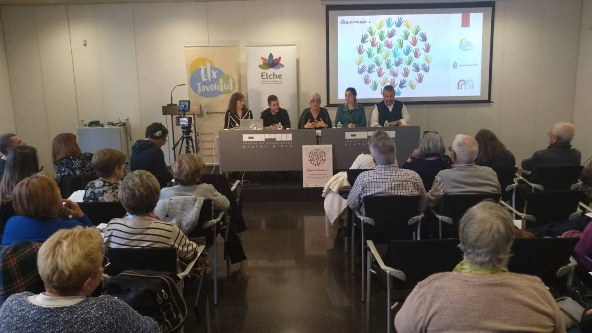 Más de un centenar de personas participan en un programa pionero en Elche para fomentar la relación entre jóvenes y mayores