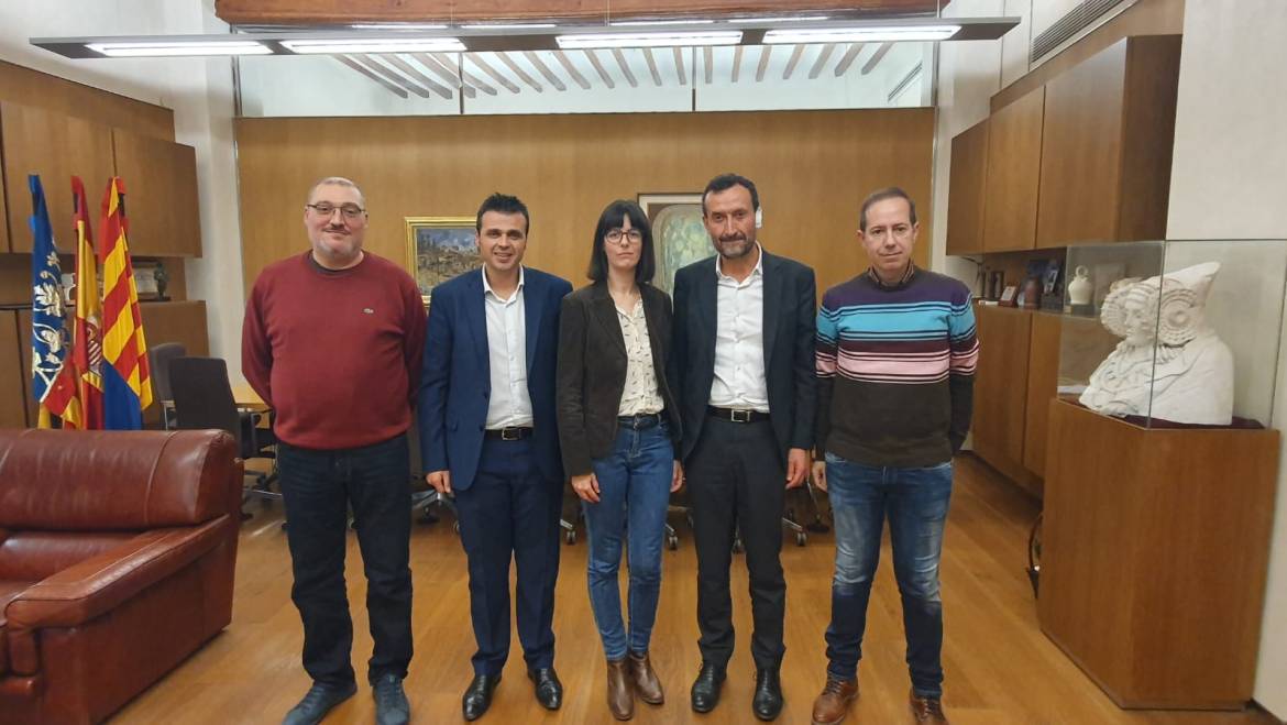 El alcalde y el concejal de Promoción Lingüística se reúnen con El Tempir para seguir impulsando el uso del valenciano en el municipio