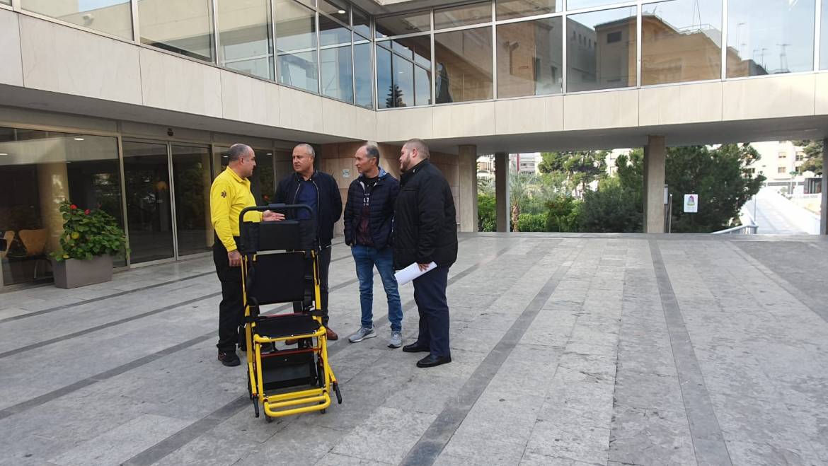 El Ayuntamiento colabora con DYA y la Media de Elche para ayudar a personas con movilidad reducida