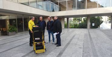 El Ayuntamiento colabora con DYA y la Media de Elche para ayudar a personas con movilidad reducida