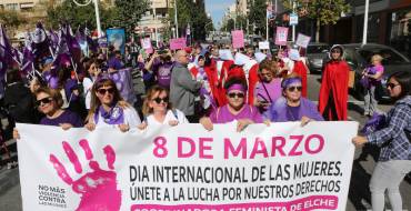 La manifestación del 8 de Marzo reúne a centenares de mujeres en las calles de Elche