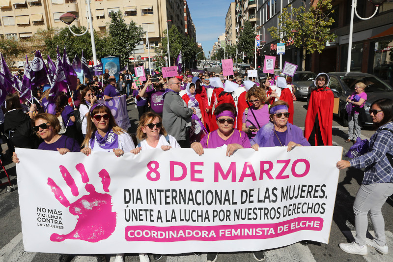 La manifestació del 8 de Març reuneix centenars de dones als carrers d’Elx