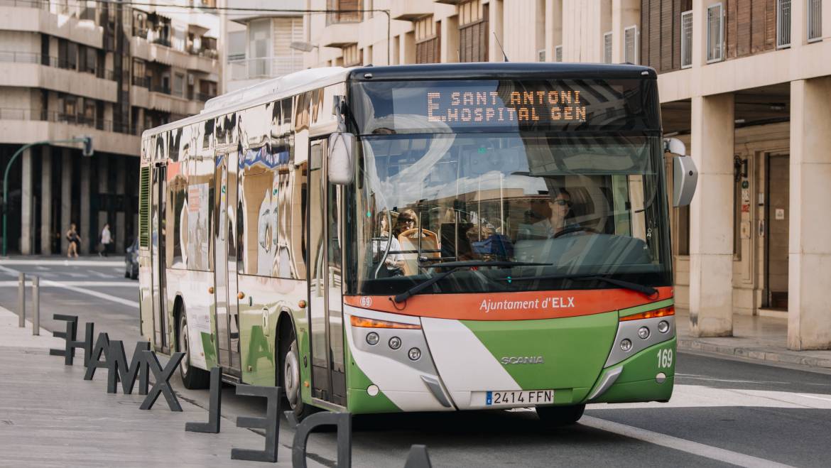 El transporte público de Elche se adapta a la regulación marcada por el estado de alarma y se cancela la zona ORA