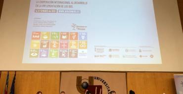 El alcalde de Elche clausura la IV Universidad de Invierno sobre cooperación internacional  y desarrollo sostenible celebrada en la UMHE