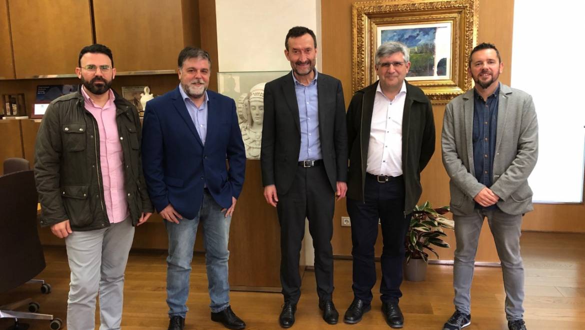 L’alcalde de Villena dona el seu suport a la fira del calçat en IFA durant una visita a l’Ajuntament d’Elx