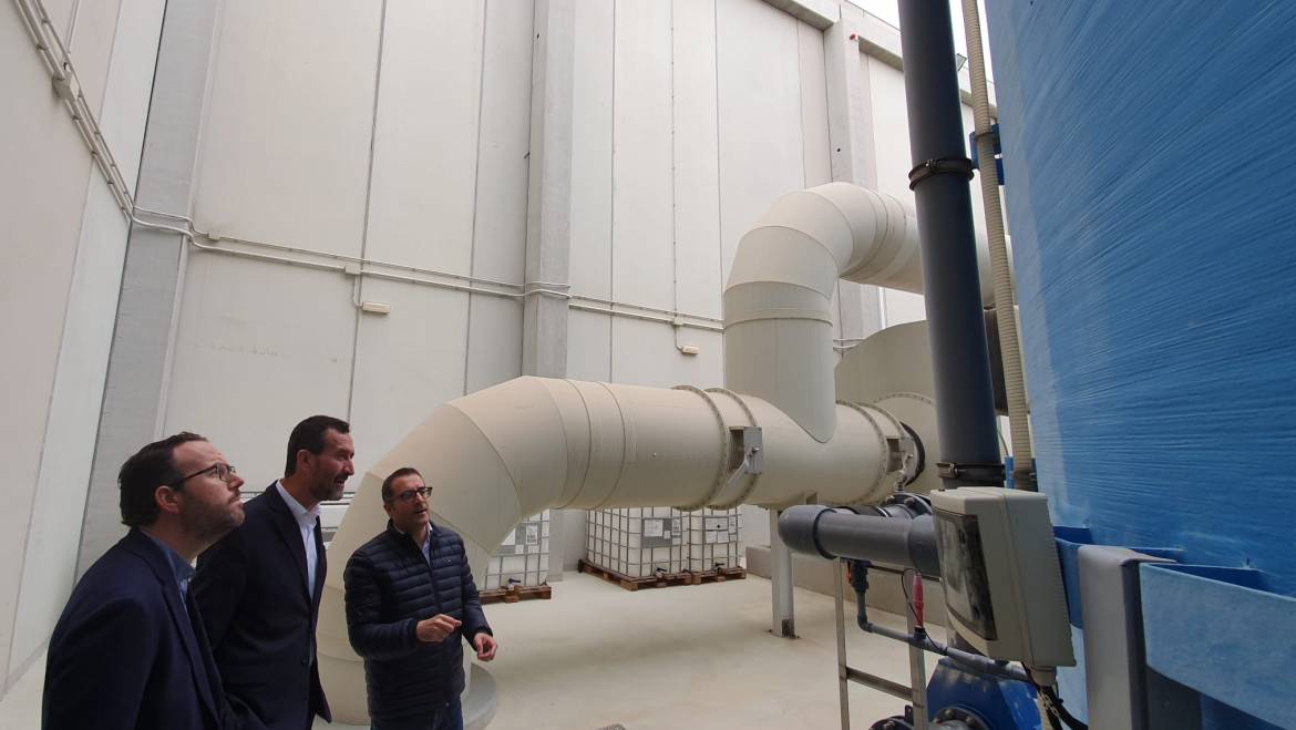 L’Ajuntament i Aigües d’Elx estudien alternatives per a resoldre problemes ocasionats per la depuradora d’Algorós