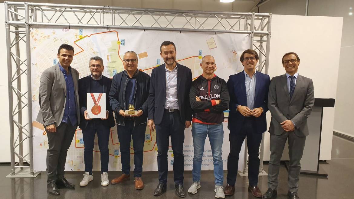 L’Ajuntament d’Elx reconeix i agraeix la labor de les 45 persones que col·laboren i fan possible la Mitja Marató