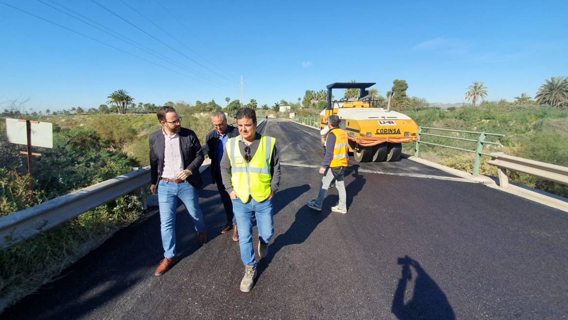 L’operació d’asfaltat arriba a la vereda de Crevillent amb una inversió de 70.000 euros