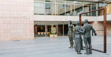 El Ayuntamiento coordina las ayudas y entregas de material en Elche para luchar contra el coronavirus