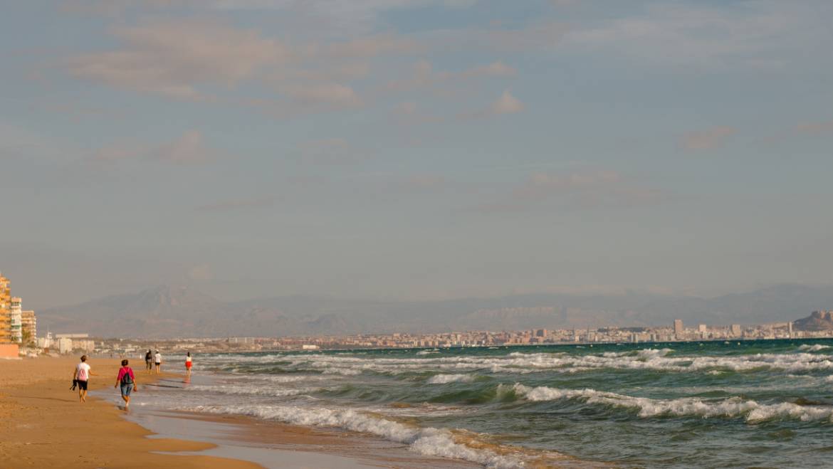 Medio Ambiente organiza una recogida de plásticos en el fondo marino con una decena de buceadores voluntarios