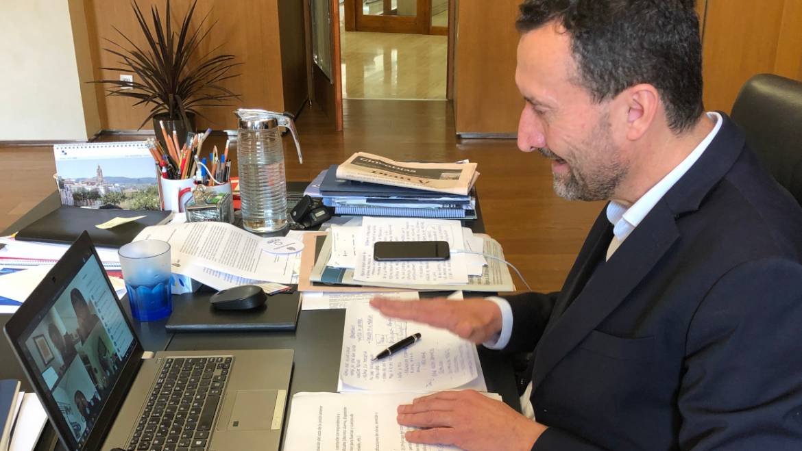 El alcalde reconoce el esfuerzo del personal del sector de alimentación para garantizar el suministro de los productos de primera necesidad