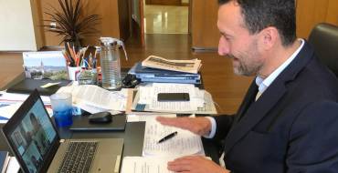 El alcalde reconoce el esfuerzo del personal del sector de alimentación para garantizar el suministro de los productos de primera necesidad