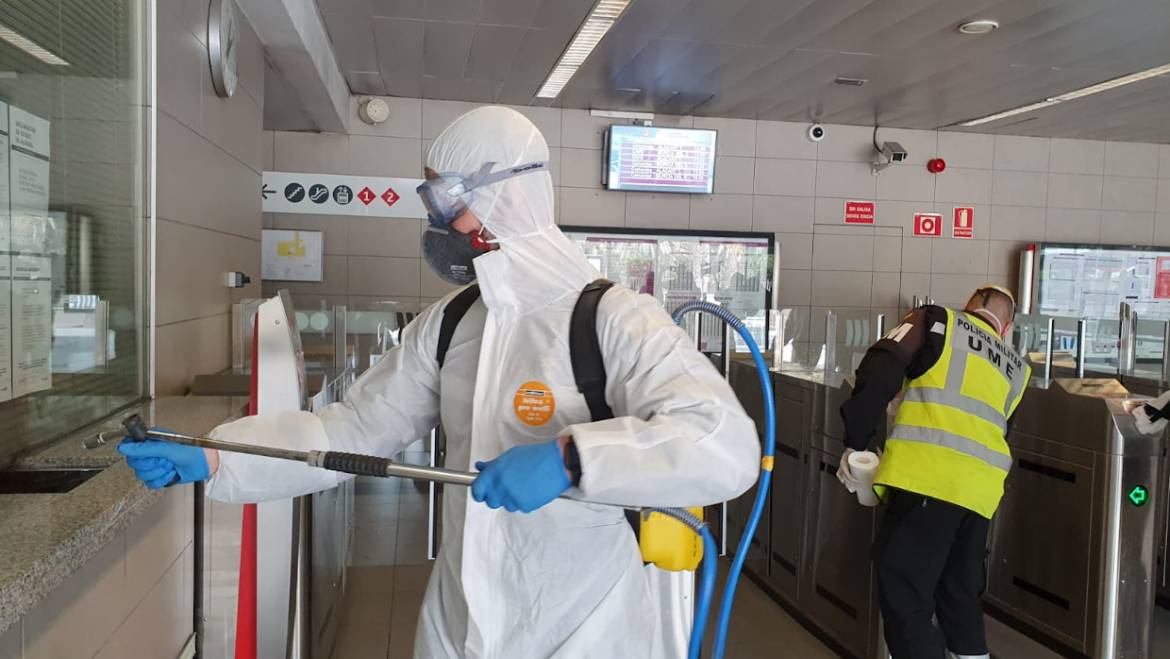La UME desinfecta la estación Elx parc y el apeadero de Renfe
