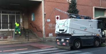El Ayuntamiento y Urbaser establecen un dispositivo para priorizar la limpieza y desinfección del entorno de los centros sanitarios, farmacias, mercados de abastos y supermercados