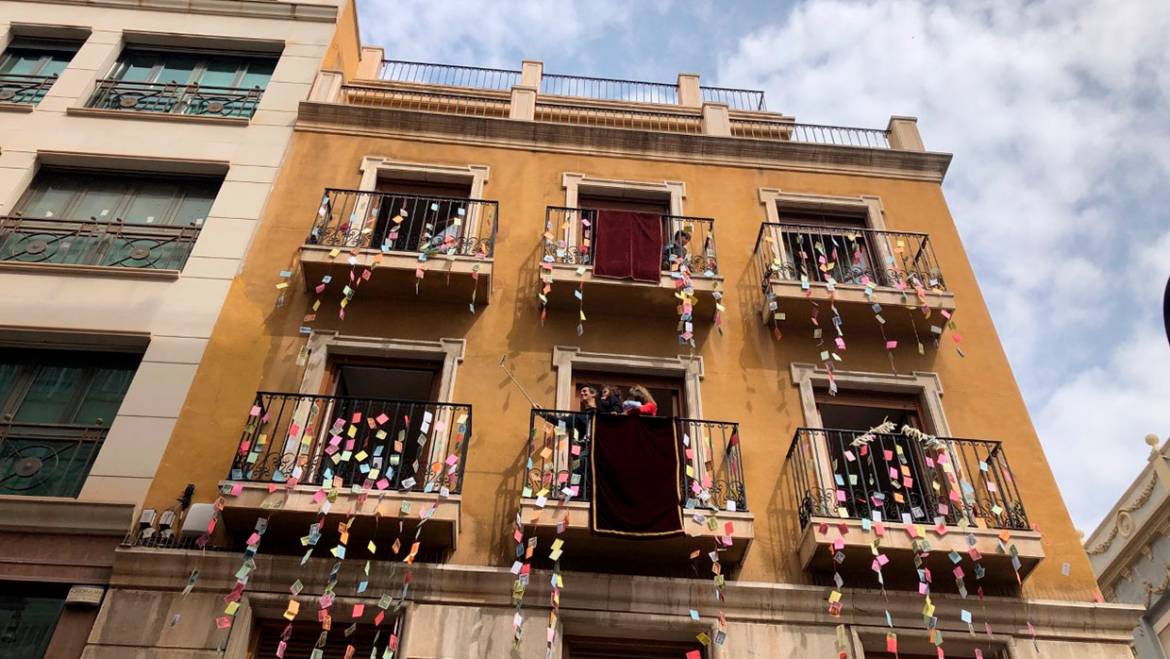 Elx celebra el dia de les Al·leluies des dels balcons i finestres de nombrosos edificis al so “d’Aromas Ilicitanos”