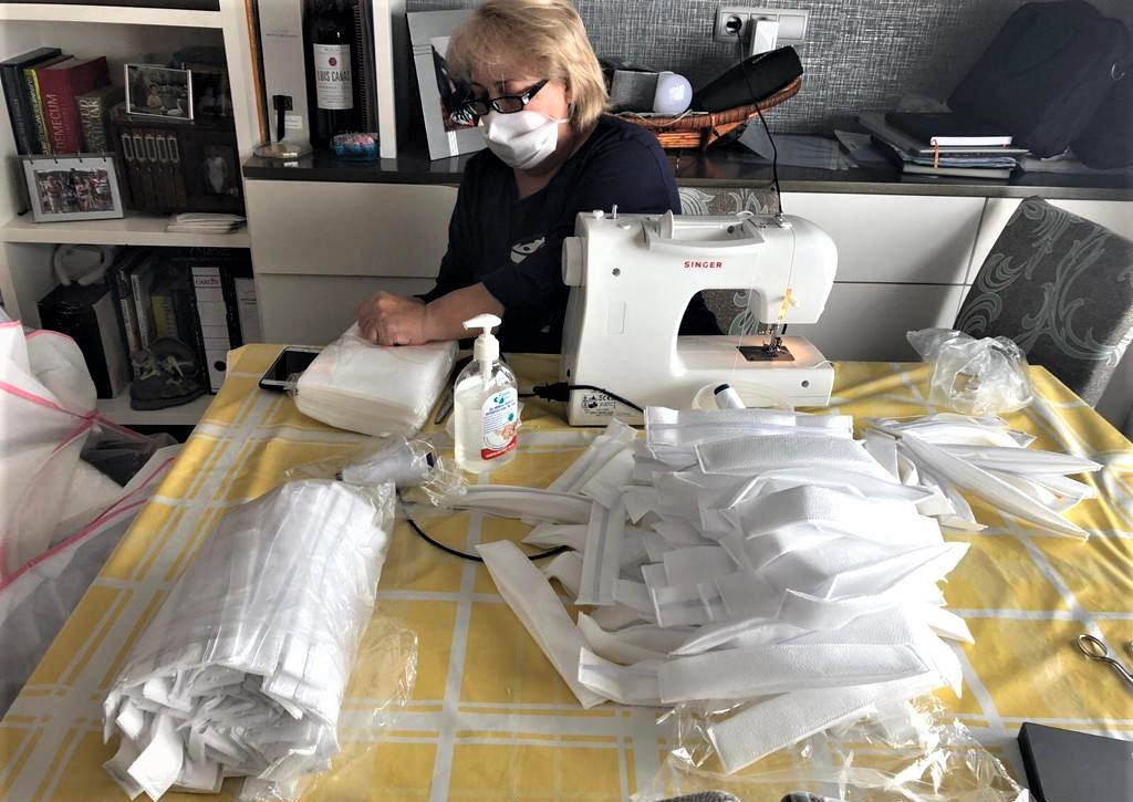 L’Ajuntament d’Elx coordina centenars d’aparadors/es i costurers/es per a fabricar milers de bates sanitàries i més de 70.000 màscares