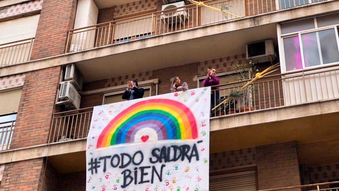 Elche celebra su tradicional Domingo de Ramos desde los balcones y ventanas