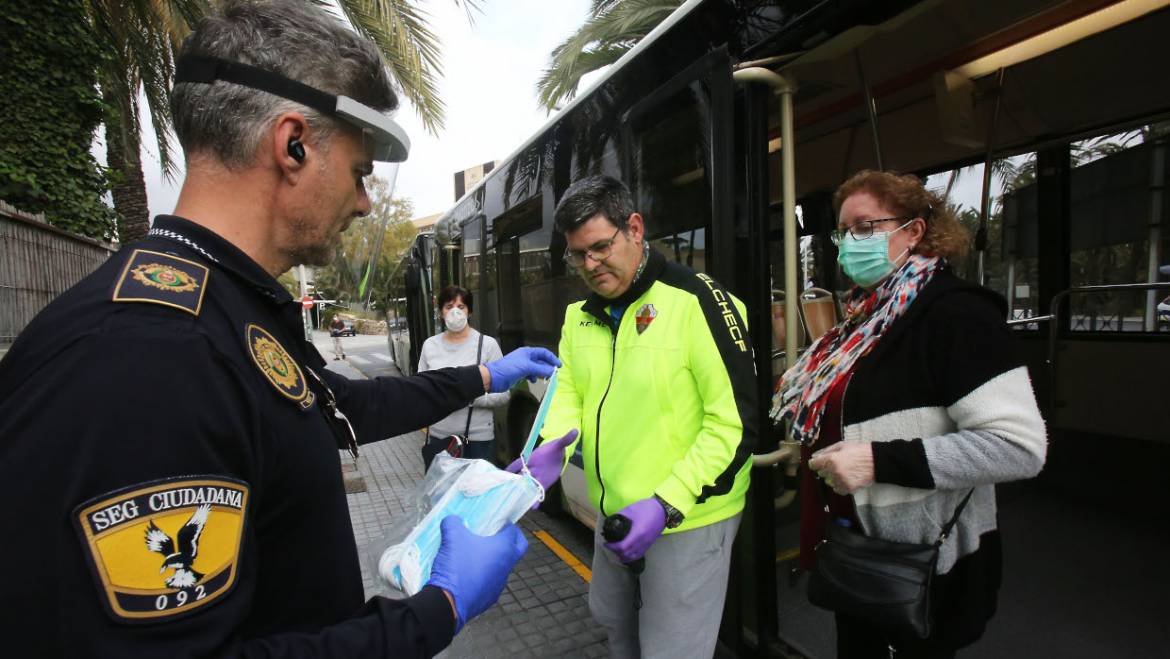 Policia Local, Creu Roja i Protecció Civil inicien dilluns 4 el repartiment de 12.000 màscares entre els i les usuàries del transport públic