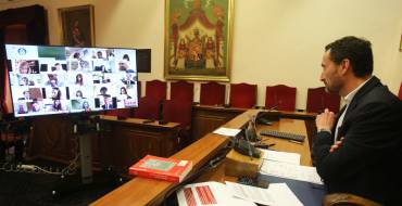 El alcalde agradece la labor de quienes intervienen durante la pandemia en el primer Pleno telemático de la historia local